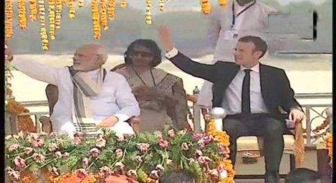 प्रधानमंत्री मोदी के साथ फ्रांसीसी राष्ट्रपति मैक्रों पहुंचे अस्सी घाट, दोनों नेता नाव में बैठकर गंगा में घुमे