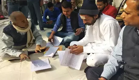 नए अंदाज में दिखे तेजप्रताप,जमीन पर बैठकर सुनी जनता की फरियाद