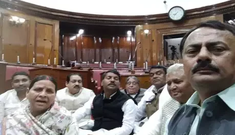 सदन की कार्यवाही के दौरान पांच सदस्यों के निलंबन के खिलाफ राबड़ी देवी बैठी धरने पर