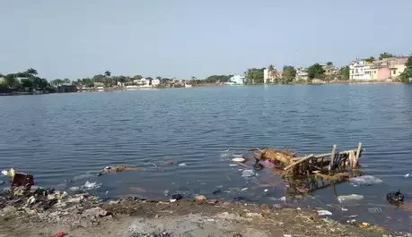 ऐतिहासिक सुल्तान पोखर में लगा गंदगी का अम्बार,छठ घाट पर नहीं हुई अभी तक सफाई