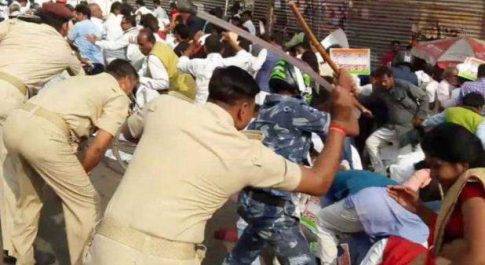 नीच कहने पर मचा बवाल, उपेंद्र कुशवाहा के समर्थकों पर पुलिस ने जमकर बरसाईं लाठियां