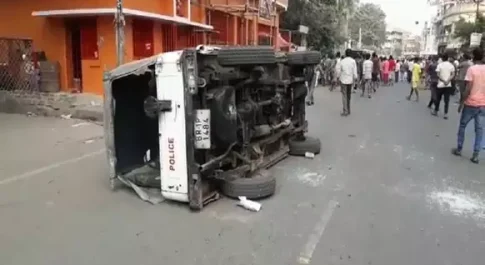 महिला सिपाही की मौत के बाद पुलिसकर्मियों ने मचाया उत्पात, दर्जनों गाड़ियों में की तोड़फोड़ SP-DSP को पीटा