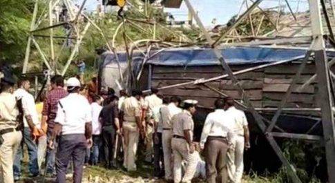 भीषण बस हादसे में 4 की मौत, दर्जनों घायल