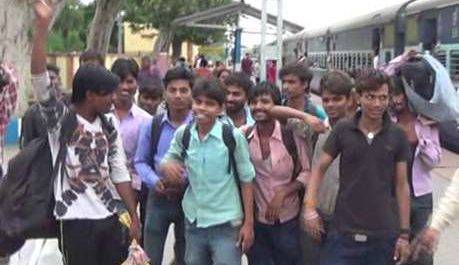 बिहारी कहकर मारा पीटा भूखे-प्यासे बंधक बनाकर रखा गया डीएम को मोबाइल से मैसेज भेजने के संभव हुई रिहाई: मजदुर