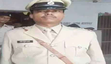 थाने में बैठ कर थानाध्यक्ष बेच रहा था शराब, एसपी ने छापेमारी कर किया खुलासा