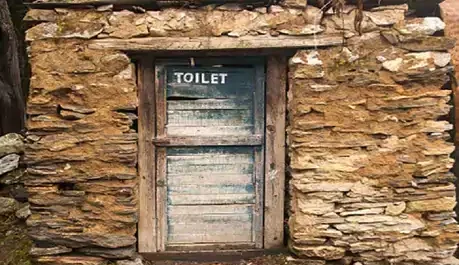 दो महिलाओं को डीएम ने किया सम्मानित,भीख मांगकर गुजारा करती है पर नहीं जाती है खुले में शौच