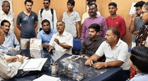 बिजली संकट से जूझ रहे लोगों ने कर्मचारियों को बनाया बंधक