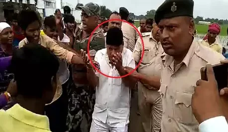 सड़क हादसे में वृद्ध की मौत,आक्रोशित लोगों ने डॉक्टर को दौड़ा-दौड़ाकर पीटा