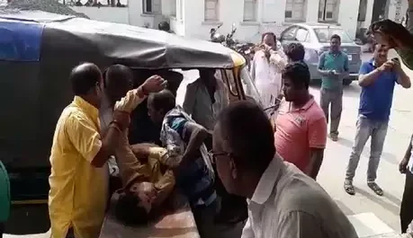 बेख़ौफ़ लुटेरों ने दिनदहाड़े गार्ड की हत्या कर LIC ऑफिस से लुटे 52 लाख रुपये