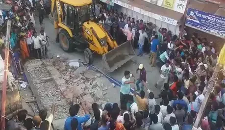 निर्माणधीन मकान गिरने से हुई तीन लोगो की मौत एक घायल