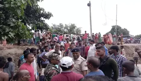 आपसी विवाद में पति ने पत्नी समेत दो बच्चो को मारी गोली, मौके पर ही हुई मौत