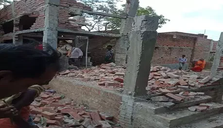 बम ब्लास्ट की घटना से घर के उड़े परखच्चे, मौके से कई जिंदा बम हुए बरामद