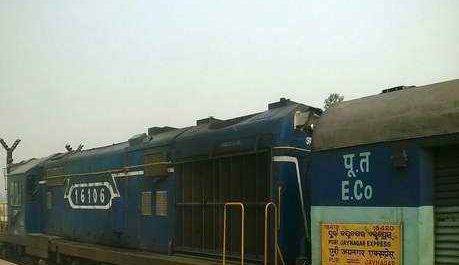 पुरी एक्सप्रेस हादसे का शिकार होने से बची, इंजन से अलग हुए डब्बे