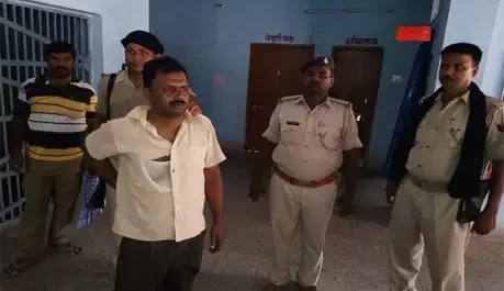 सात साल की नाबालिग के साथ दुष्कर्म करते पकड़ा गया सरकारी शिक्षक,मां ने देखा तो हुआ खुलासा