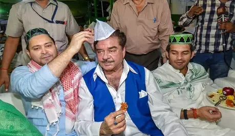 लालू के परिवार से पारिवारिक संबंध है निमंत्रण मिलते ही सीधे मुंबई से चलाआया, जेडीयू की इफ्तार पार्टी में नहीं जाऊंगा :शत्रुघ्न सिन्हा