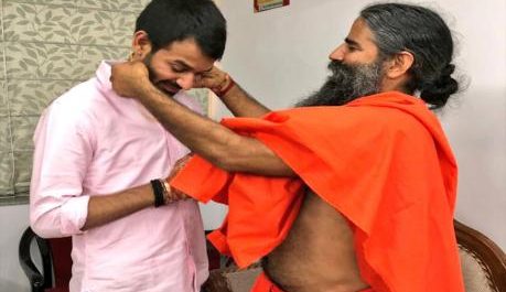 बाबा रामदेव ने रक्षासूत्र पहनाकर तेजप्रताप को दिया आशीर्वाद, कल ऐश्वर्या से होगी शादी