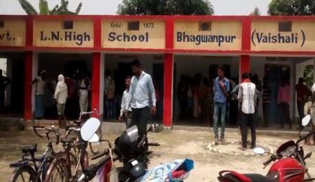 बेखौफ अपराधियों ने स्कूल कैंपस में घुसकर शिक्षक को मरी गोली, हुई मौत