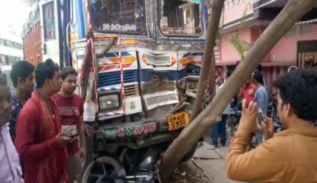 अनियंत्रित ट्रक ने 5 लोगों को कुचला, पुलिस ने ट्रक को किया जब्त शुरू की ड्राइवर की खोजबीन