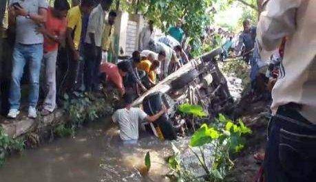 स्कूल वैन हुई हादसे का शिकार, बच्चों समेत जा गिरी नाले में