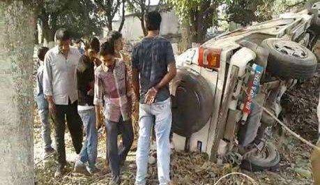 पुलिस जीप पलटने से एक महिला सहित दो लोगों की मौत, पांच घायल