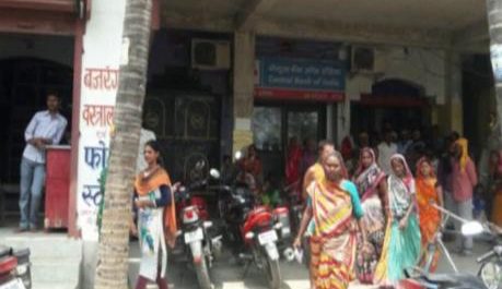 बैंक का चक्कर काट रही बीमार वृद्ध महिला बीबी नूरजहां की मौत
