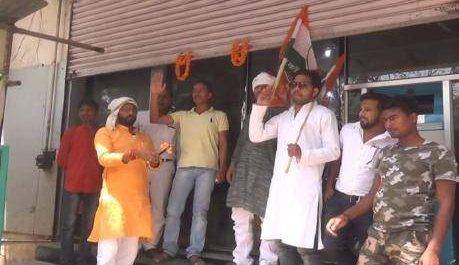 कांग्रेसियों ने केंद्र सरकार को कैश की किल्लत का जिम्मेवार ठहराते हुए एटीएम का श्राद्ध कर्म किया