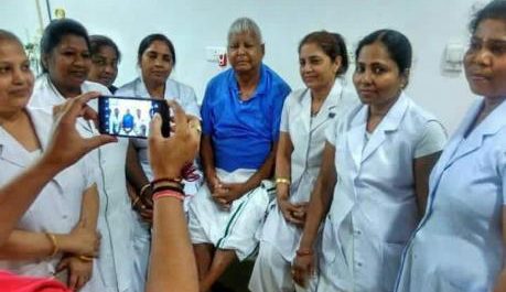 चिंतामुक्त दिख रहे हैं लालू, अस्पताल में नर्सों के साथ खिंचवाईं फोटो