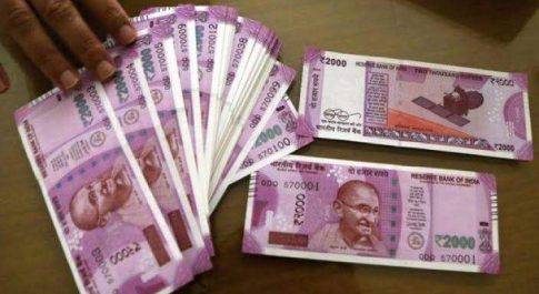 अमेरिकी डॉलर के मुकाबले भारतीय रुपया 74 के नीचे लुढ़का