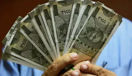 भारतीय रुपये में भारी गिरावट दर्ज, डॉलर के मुकाबले रुपये की कीमत 70.08 मोदी सरकार ने कहा- ‘कोई चिंता की बात नहीं है’
