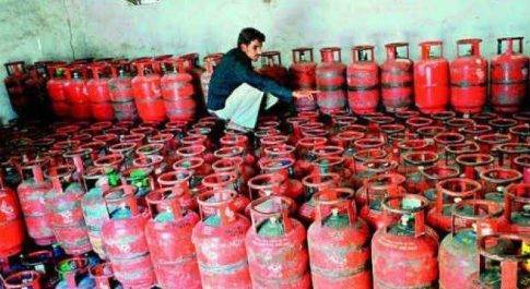 गैर-सब्सिडी वाले एलपीजी गैस की कीमत प्रति सिलिंडर 35.50 रुपये घटी