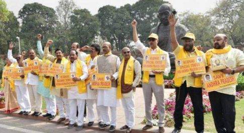 संसद के दोनों सदनों को किया गया स्थगित, अंदर और बाहर हुआ हंगामा