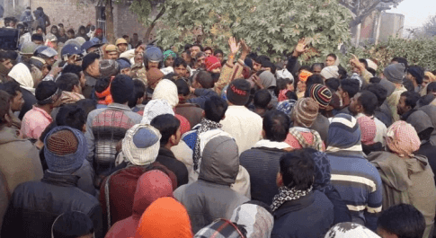 अनियंत्रित होकर पशुओं से लदा ट्रक मकान में घुसा,सात की मौत