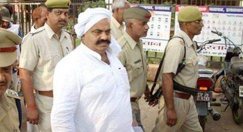 बाहुबली अतीक ने रियल स्टेट कारोबारी को जेल में बुलाकार पीट-पीटकर तोड़ी उंगलियां,मुकदमा दर्ज