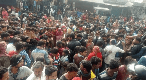बच्ची की हत्या से नाराज लोगों ने किया प्रदर्शन, पुलिस को करनी पड़ी लाठीचार्ज
