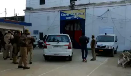 बेख़ौफ़ बदमाशों ने बीच सड़क पर जेल के हेड वॉर्डन को मारी गोली,हुए फरार