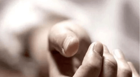 मंदिर के पीछे मिला युवक का शव,पास से मिले ताश के पत्ते