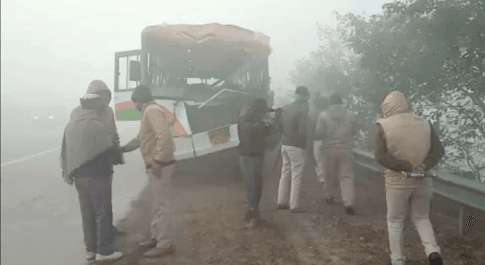 बस, ट्रक और कार की टक्कर में चालक समेत आधा दर्ज घायल