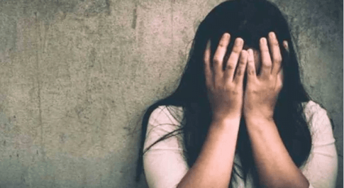 चाय में नशीला पदार्थ पिलाकर युवती के साथ किया सामूहिक दुष्कर्म