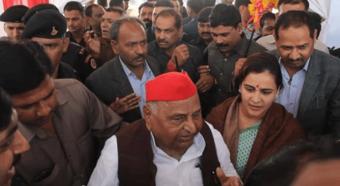 जनाक्रोश रैली के मंच पर पहुंचे मुलायम सिंह यादव, बहू अपर्णा भी दिखी साथ