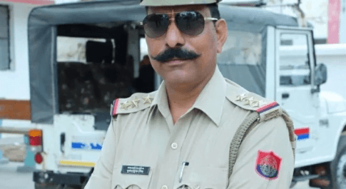 गोवंश के अवशेष मिलने से मचा बवाल, पुलिस पर हुआ पथराव,इंस्पेक्टर की मौत