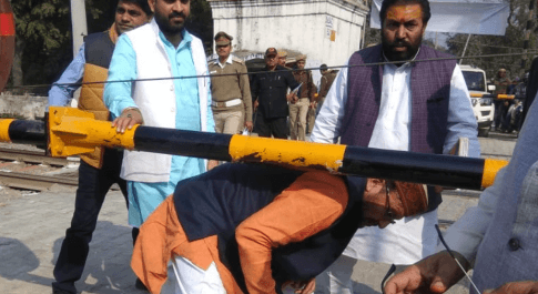 योगी के मंत्री सुरेश खन्ना ने रेलवे एक्ट की उड़ाई धज्जियां,बंद फाटक से हुए पार
