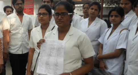 चीफ प्रॉक्टर ने मारा थप्पड़,छात्रा के कान का पर्दा फटा,बैठे धरने पर