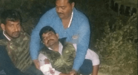 पुलिस मुठभेड़ में 50 हजार का इनामी बदमाश गिरफ्तार, क्राइम ब्रांच के दरोगा घायल
