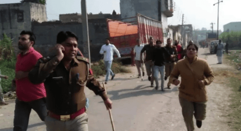 दबिश के दौरान ग्रामीणों ने किया पथराव, दो पुलिसकर्मियों को बनाया बंधक