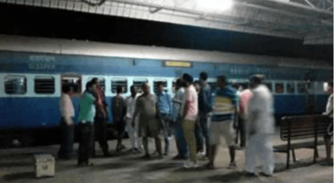 ट्रेन की प्रतीक्षा कर रहे यात्रियों ने किया हंगामा, जगह-जगह की तोड़फोड़