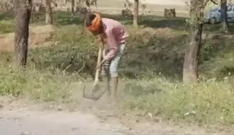 सीएम योगी के प्रस्तावित दौरे के मद्देनजर व्यवस्था में अफसरों ने बच्चों को मजदूरी में झोंका