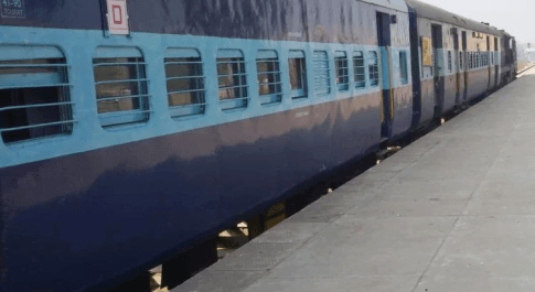 खुली रेलवे क्रॉसिंग से गुजरती रहीं धड़धड़ाती ट्रेनें,गेटमैन सस्पेंड