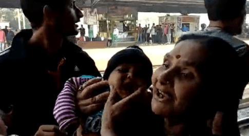 रेलवे ट्रैक पर गिर गई एक साल की बच्ची,हालत देखकर लोग हुए हैरान