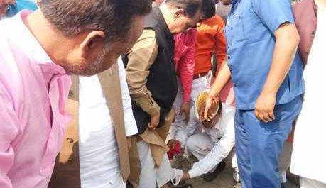 मंत्री जी की चप्पल साफ करता नजर आया अर्दली,फोटो हुआ वायरल