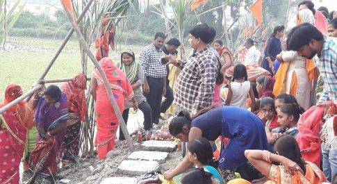 नेपाल बॉर्डर पर भी धूमधाम से मनाया जा रहा है छठ का पर्व
